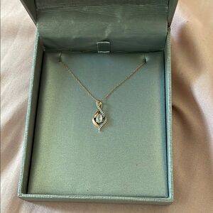 Elegant Gold Pendant Necklace